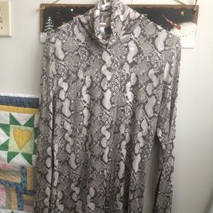 NWOT turtle neck reptile pattern shirt🤍🖤
